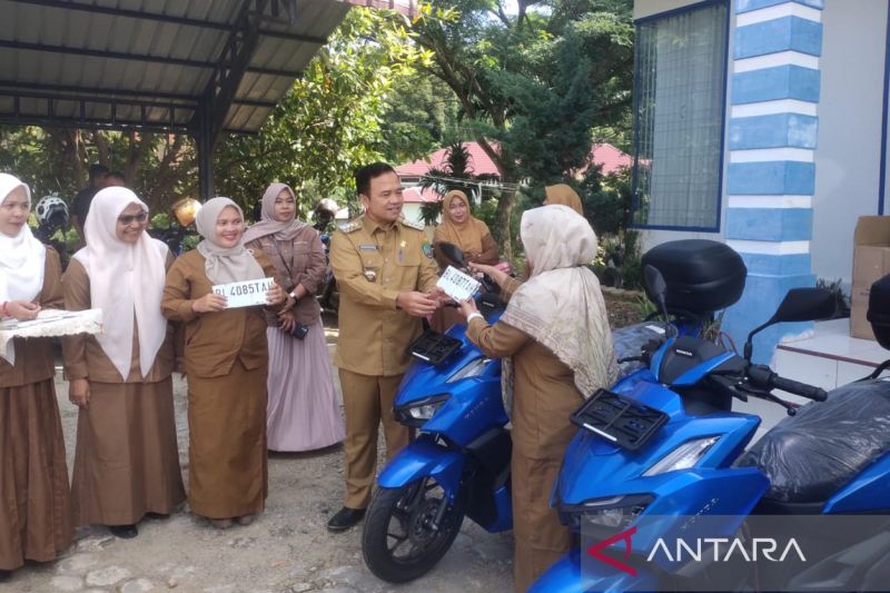 Penjabat Bupati Abdya Serahkan Motor untuk Kurangi Stunting