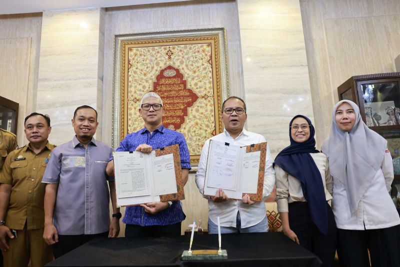 Wali Kota Makassar Moh Ramdhan Pomanto (tiga dari kanan) usai penandatanganan kontrak kerja sama dalam hal revitalisasi Taman Hasanuddin di Makassar, Senin (23/9/2024). ANTARA/HO-Pemkot Makassar