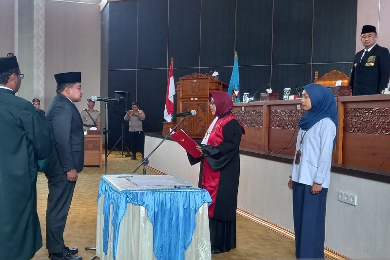 Pelantikan Pimpinan Definitif DPRD Dharmasraya untuk Periode 2024-2029