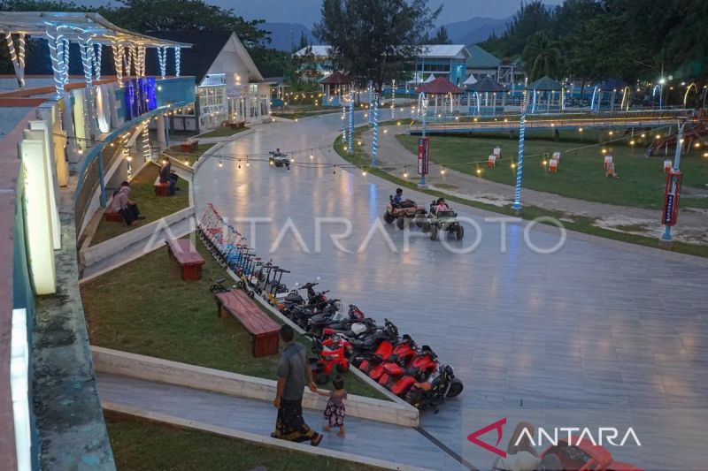 Ilustrasi - Seorang anak bermain mobil-mobilan di Ulee Lheu Park kawasan Desa Wisata Ulee Lheu, Banda Aceh, Aceh, Jumat (8/3/2024). (ANTARA FOTO/Khalis Surry)