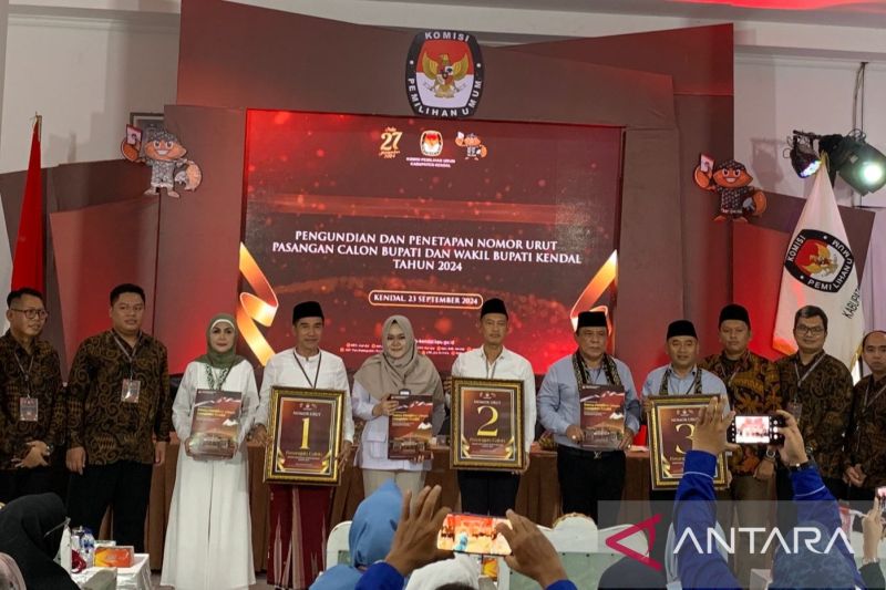 Para pasangan calon bupati dan wakil bupati Kendal saat pengundian nomor urut oleh Komisi Pemilihan Umum (KPU) Kabupaten Kendal, di Kendal, Jawa Tengah, Senin (23/9/2024). ANTARA/Zuhdiar Laeis