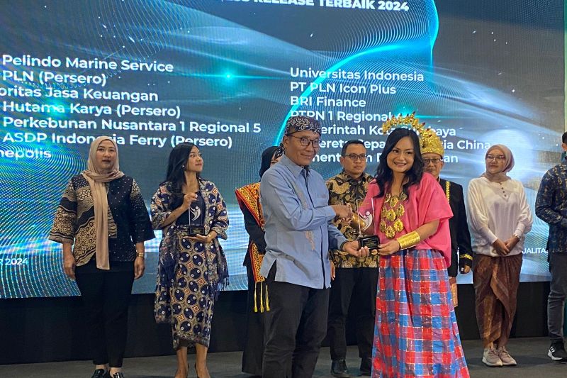 PT ASDP Indonesia Ferry (Persero) yang diwakili Corporate Secretary ASDP Shelvy Arifin (kanan) meraih 3 penghargaan bergengsi dari Serikat Perusahaan Pers. ANTARA/HO-ASDP.