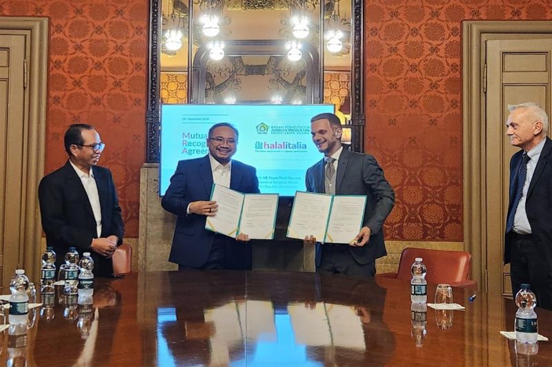 Arsip foto - Menteri Agama (Menag) Yaqut Cholil Qoumas menandatangani Mutual Recognition Agreement (MRA) Jaminan Produk Halal (JPH) dengan Halal Italia, di Palazzo Castiglioni (Castiglioni Palace) Corso Venezia 47, Kota Milan, Rabu (19/9/2024). (ANTARA/HO-Kemenag)
