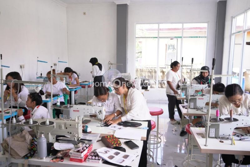 Pelatihan Sovenir dan Handicraft untuk Penjahit di Labuan Bajo