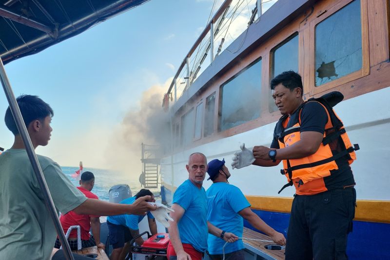 Tim SAR Berhasil Padamkan Kebakaran Kapal Pinisi di Labuan Bajo