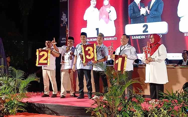 Paslon Pilkad Kotim menunjukkan hasil pengundian nomor urut, Senin, 23 September 2024. (FOTO: DEWIP)