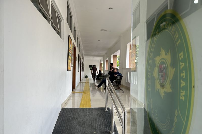 Petugas beraktivitas di ruang tunggu sidang di Pengadilan Negeri (PN) Batam, Kepulauan Riau, Senin (23/9/2024). (ANTARA/Laily Rahmawaty)
