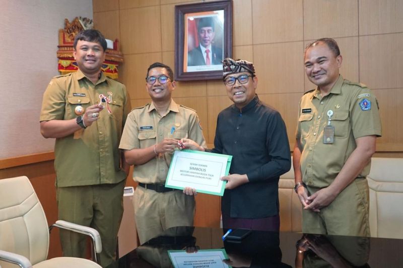 Pemkot Denpasar Serahkan 43 Motor Cikar untuk Pengelolaan Sampah