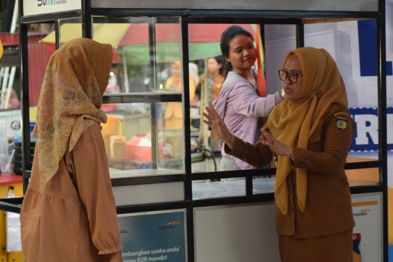 Pemerintah Kota Palu Serahkan Bantuan 50 Gerobak untuk UMKM