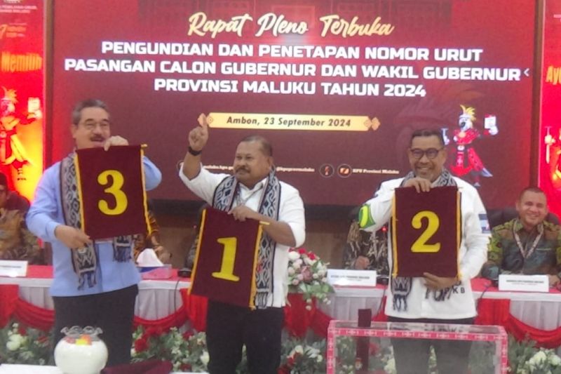 Tiga pasangan calon gubernur dan wakil gubernur Maluku dengan nomor urut masing-masing di Kantor KPU Maluku, Ambon, Senin. (ANTARA/Winda Herman)