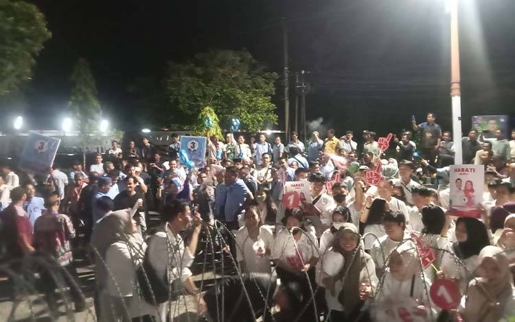 Simpatisan yang hadir di halaman Kantor KPU Kotim. (FOTO: BUDDI)