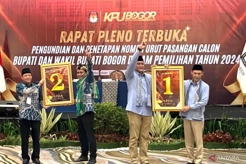 Pasangan Rudy Susmanto-Ade Ruhandi dan pasangan Bayu Syahjohan-Musyafaur saat pengundian dan penetapan nomor urut di Cisarua, Kabupaten Bogor, Jawa Barat, Senin (23/9/2024). (ANTARA/M Fikri Setiawan)