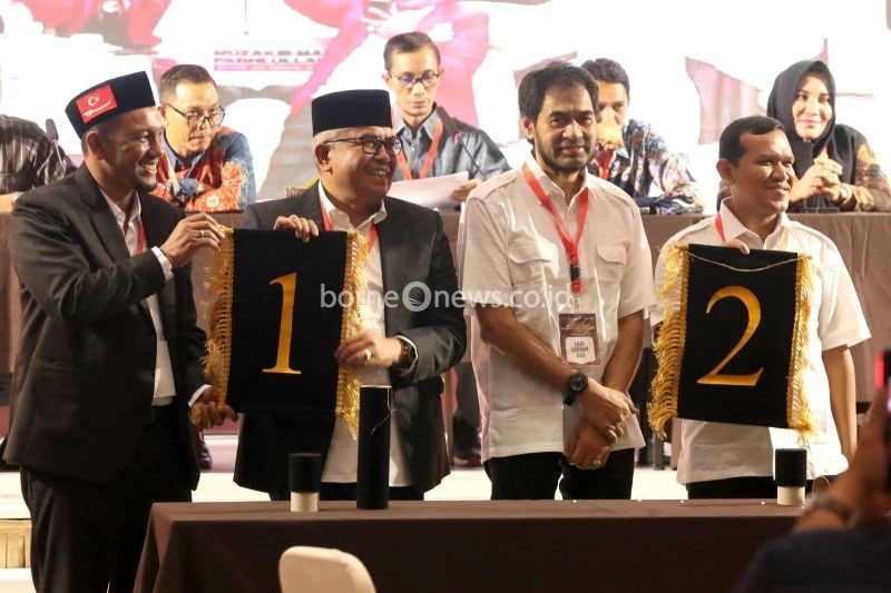 Kedua kandidat calon Gubernur dan Wakil Gubernur Aceh 2024 memperlihatkan nomor urut masing-masing usai pengundian, di Aceh Besar, Senin (23/9/2024) (ANTARA FOTO/Irwansyah Putra)