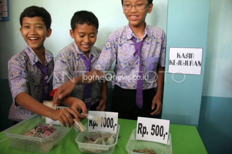 Ilustrasi- kantin kejujuran. FOTO ANTARA/Arief Priyono/Koz/hp/09.
