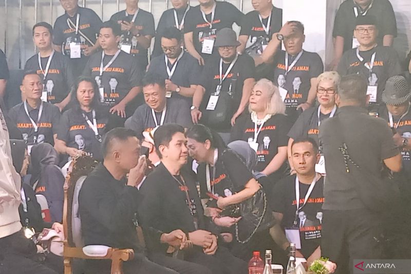 Pasangan calon gubernur dan calon wakil gubernur (cagub-cawagub) Jakarta Dharma Pongrekun-Kun Wardana tiba di Kantor KPUD Provinsi DKI Jakarta, Jalan Salemba Raya, Senen, Jakarta Pusat, Senin (23/9/2024). (ANTARA/Siti Nurhaliza)