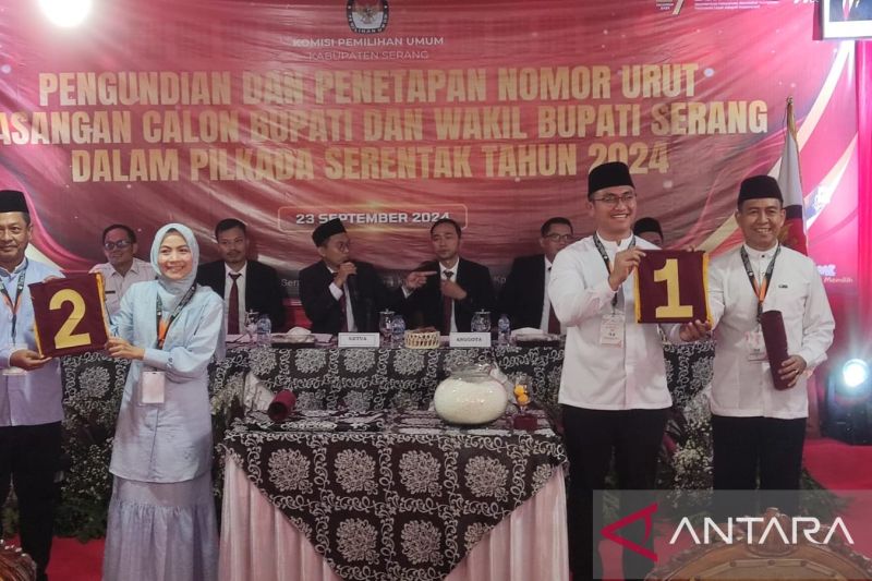 Paslon bupati dan wakil bupati Serang usai pengundian nomor urut di Kantor KPU Kabupaten Serang, Senin (23/9/2024). (ANTARA/Desi Purnama Sari)
