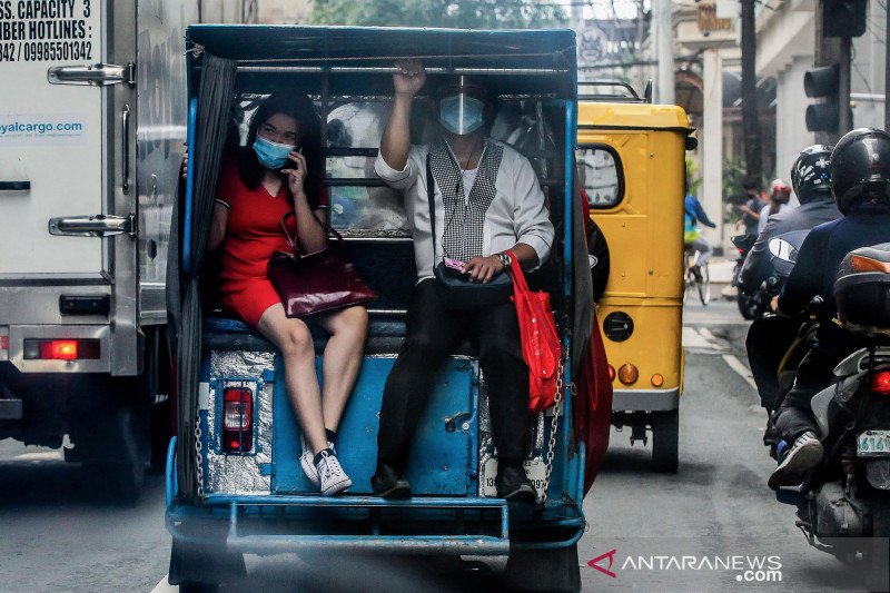 File foto - Warga menaiki transportasi umum di Manila, Filipina, Minggu (2/8/2020). ANTARA FOTO/Xinhua/Rouelle Umali/pras.