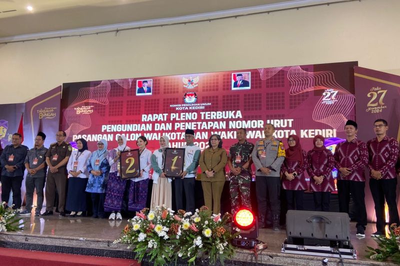 Pasangan calon peserta Pilkada 2024 menunjukkan nomor urut yang diterimanya dalam acara yang digelar KPU Kota Kediri di Kediri, Jawa Timur, Senin (23/9/2024). ANTARA/ tim