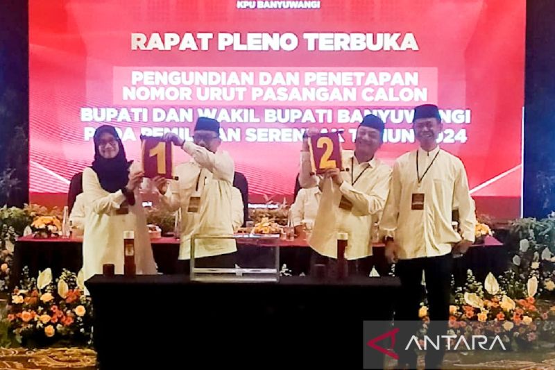 Pasangan calon Ipuk Fiestiandani-Mujiono dan K.H Ali Makki Zaini-Ali Ruchi menunjukkan nomor urut pada tahapan pengundian nomor urut Cabup-Cawabup Pilkada 2024 di Banyuwangi, Jatim. Senin (23/9/2024) ANTARA/Novi Husdinariyanto