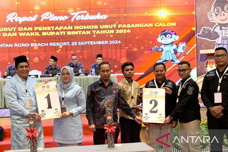 KPU Kabupaten Bintan, Kepri, menggelar deklarasi kampanye damai sekaligus pengundian nomor urut calon bupati dan wakil bupati deklarasi kampanye damai di Bintan Agro Beach Resort, Senin (23/9/2024). (ANTARA/Ogen)