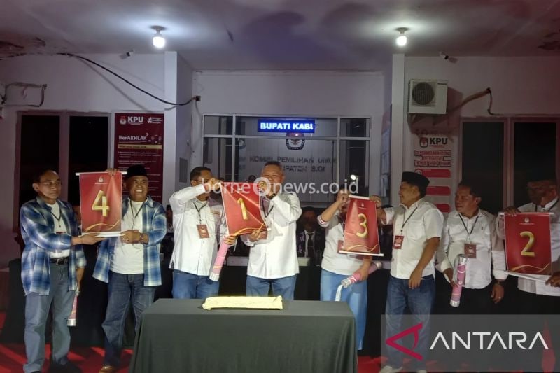 Empat pasangan calon bupati dan wakil bupati Kabupaten Sigi pada Pemilihan Kepala Daerah (Pilkada) serentak tahun 2024, Senin (23/9/2024) saat pengambilan nomor urut Pilkada 2024. ANTARA/ MOH SALAM