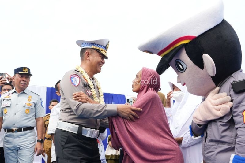 Korlantas Polri Gelar Bakti Sosial di Kuningan untuk Rayakan HUT Ke-69
