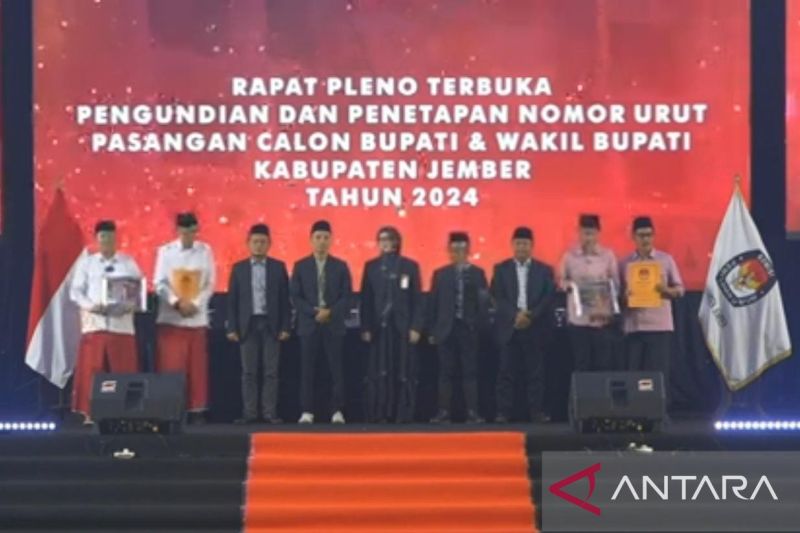 Pasangan Hendy-Gus Firjaun (kiri) bersama pasangan Fawait-Djoko Susanto (kanan) berfoto bersama usai undian nomor urut cabup atau cawabup di Gedung Universitas dr Soebandi Jember, Senin (23/9/2024) malam. ANTARA/Zumrotun Solichah