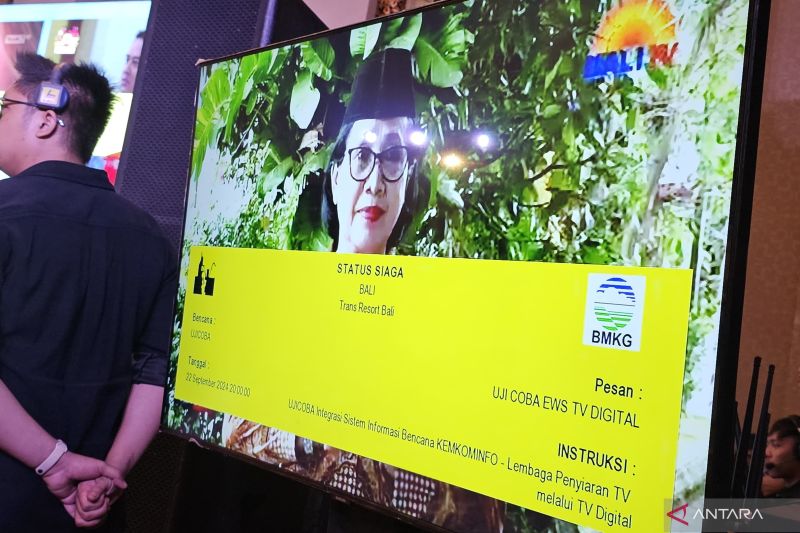 Tampilan simulasi Early Warning System (EWS) TV Digital yang dilakukan Kementerian Komunikasi dan Informatika menunjukkan indikator EWS berwarna Kuning berstatus Siaga yang dilakukan di Kabupaten Badung dalam rangka peluncuran Disaster Prevention Information System (DPIS) dan EWS TV Digital nasional di Kabupaten Badung, Bali, Senin (23/9/2024). (ANTARA/Livia Kristianti)