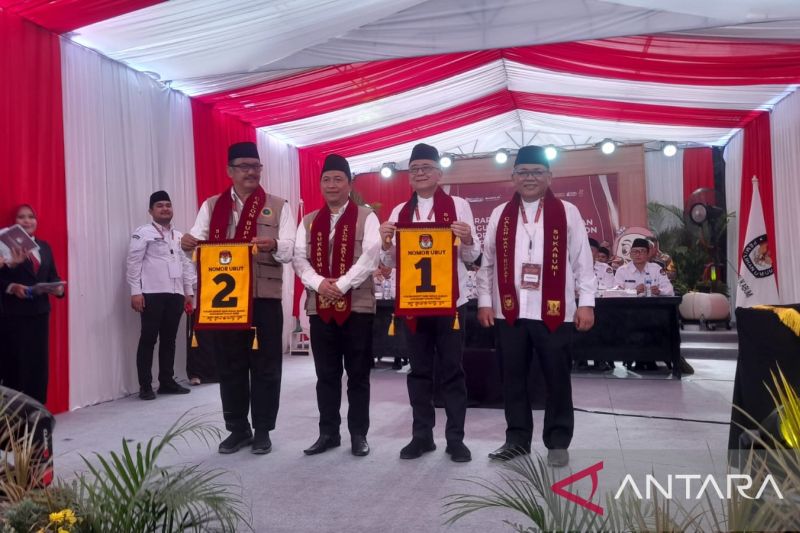 Pasangan calon Bupati-Wakil Bupati Sukabumi Iyos-Zainul dan Asep Japar-Andreas menunjukan nomor urut peserta Pilkada Kabupaten Sukabumi yang ditetapkan KPU Kabupaten Sukabumi pada Senin (23/9/2024). ANTARA/Aditya Rohman