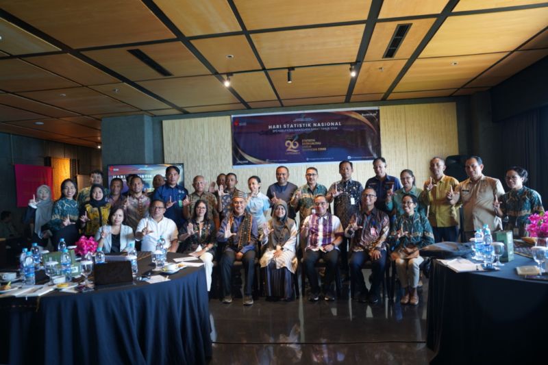 Foto bersama dalam seminar memperingati Hari Statistik Nasional (HSN) ke-26 yang selenggarakan Badan Pusat Statistik Kabupaten Manggarai Barat di Labuan Bajo, Nusa Tenggara Timur (NTT). (ANTARA/HO-Divisi Komunikasi Publik BPOLBF)