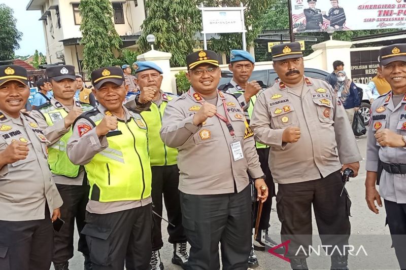 Kepala Polres Batang AKBP Nur Cahyo Prasetyo berfoto bersama dengan para anggotanya pada pengamanan proses pengundian nomor urut pasangan calon Bupati Batang, di Batang, Senin (23/9/2024). (ANTARA/Kutnadi)