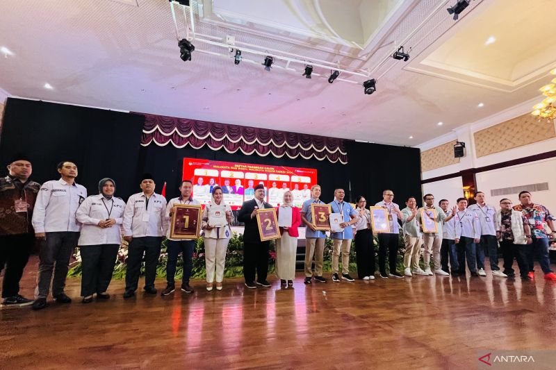 KPU dan Bawaslu Kota Bogor berfoto bersama lima paslon Wali Kota dan Wakil Wali Kota Bogor yang maju di Pilkada 2024. (ANTARA/Shabrina Zakaria)