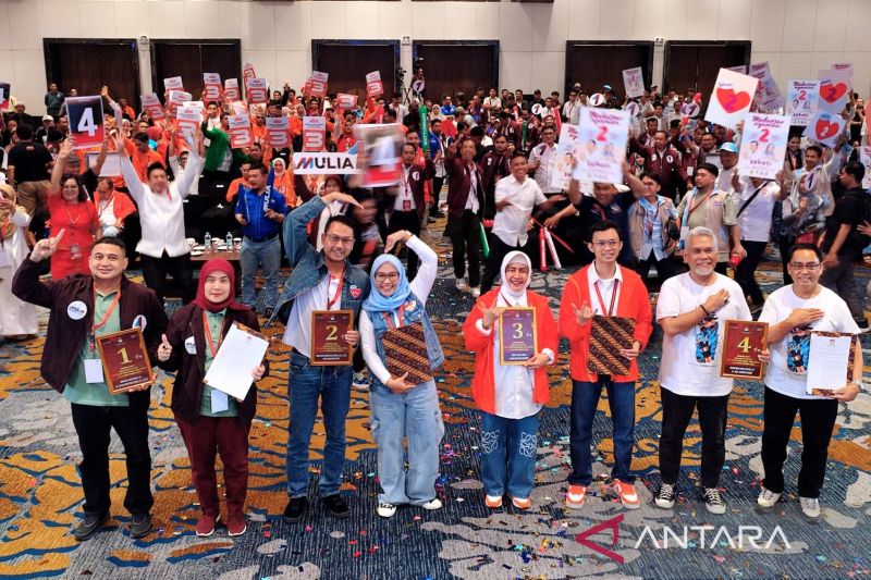 Empat pasangan calon menunjukkan nomor urut masing-masing bersama pendukungnya disela rapat pleno terbuka pengundian dan penetapan nomor urut Pilkada serentak 2024 untuk Pemilihan Wali Kota dan Wakil Wali Kota Makassar di salah satu hotel di Makassar, Sulawesi Selatan, Senin (23/9/2024). ANTARA/Darwin Fatir.