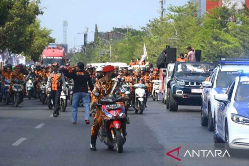 Sejumlah massa pendukung pasangan calon Pilkada Wali Kota menggelar konvoi dengan bergerak menuju tempat pencabutan nomor urut di Hotel Claro, Jalan Andi Pangeran Pettarani Makassar, Sulawesi Selatan, Senin (23/9/2024). ANTARA.