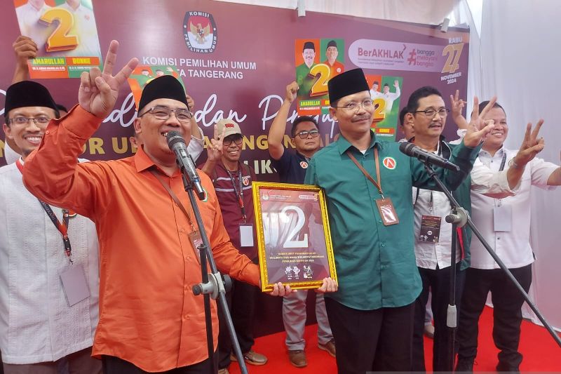 Pasangan calon Wali Kota Ahmad Amarullah (kanan) dan calon Wakil Wali Kota- Bonnie Mudfizar (kiri) mendapatkan nomor urut dua dalam rapat pleno pengundian dan penetapan nomor urut di kantor KPU Kota Tangerang, Senin (23/9/2024). ANTARA/irfan