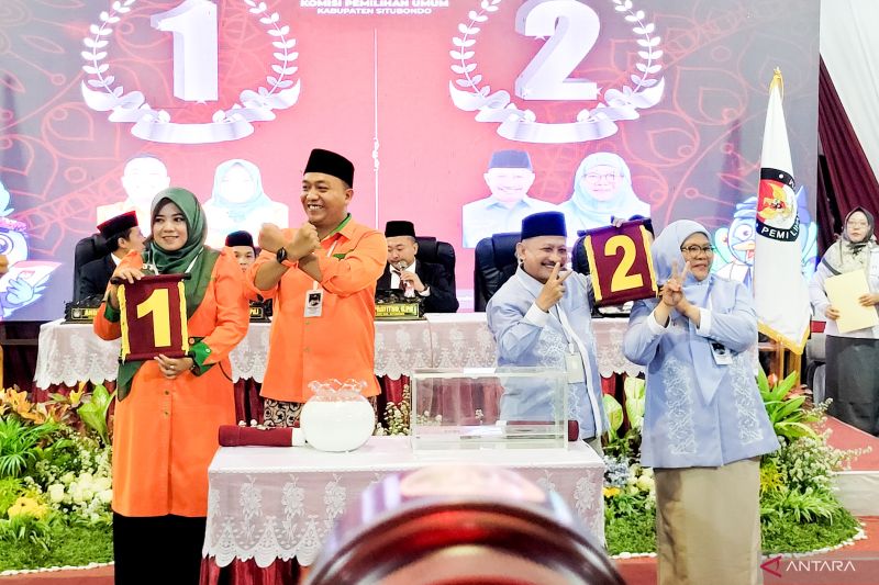 Pasangan calon Karna Suswandi-Nyai Khoirani dan Rio-Ulfiyah menunjukkan nomor urut dalam tahapan pengundian nomor urut pasangan calon Pilkada 2024 di Situbondo, Jawa Timur. Senin (23/9/2024) ANTARA/Novi Husdinariyanto