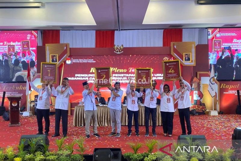 Empat pasangan Calon Gubernur dan Calon Wakil Gubernur Sulawesi Tenggara usai mencabut nomor urut. (ANTARA/La Ode Muh Deden Saputra)