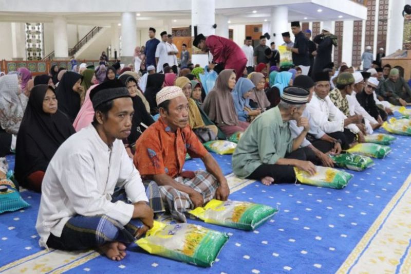 Pemkab Natuna Salurkan 1,4 Ton Beras untuk Warga Kurang Mampu