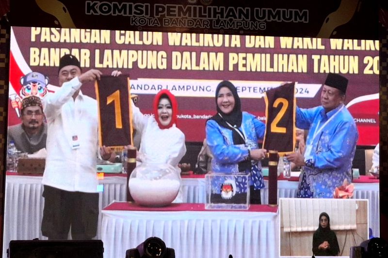 Calon Wali Kota dan Wakil Wali Bandarlampung nomor urut satu dan dua dalam penetapan nomor urut pasangan calon oleh KPU Bandarlampung. ANTARA/Ruth Intan Sozometa Kanafi.