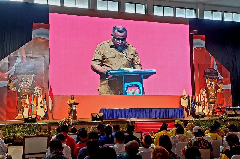 Pj Sekda Papua Barat Daya Johni Way saat membawakan sambutan pada rapat pleno penetapan nomor urut pasangan calon gubernur dan wakil gubernur Papua Barat Daya di Gedung LG Kota Sorong, Senin (23/9/2024) (ANTARA/Yuvensius Lasa Banafanu)