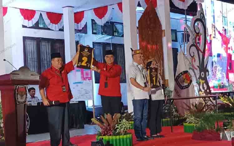 Paslon Jaya S Monong - Efrensia L.P Umbing mendapatkan nomor urut 1 dan Kusnadi B Halijam - Daldin mendapatkan nomor urut 2 pada Pilkada 2024, Senin, 23 September 2024 malam. (FOTO: RISKA YULYANA)