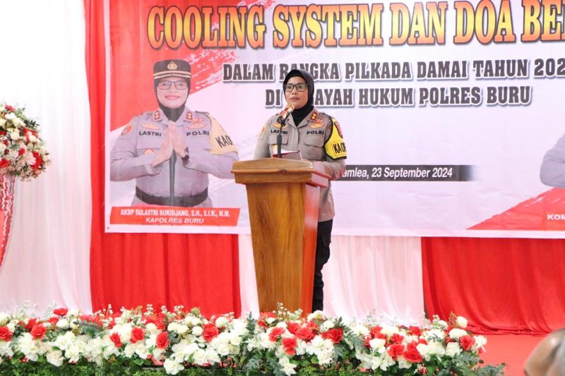 Kapolres Buru AKBP Sulastri Sukidjang saat memberikan sambutan di acara doa bersama untuk Pilkada damai, Buru, Senin. (ANTARA/HO-Polres Buru)