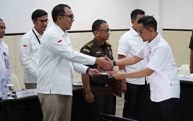 OJK Kalteng bersama Pemprov Kalteng dan instansi vertikal terkait melaksanakan pengukuhan dan rapat koordinasi Satgas PASTI Daerah Provinsi Kalteng. (FOTO: Istimewa)