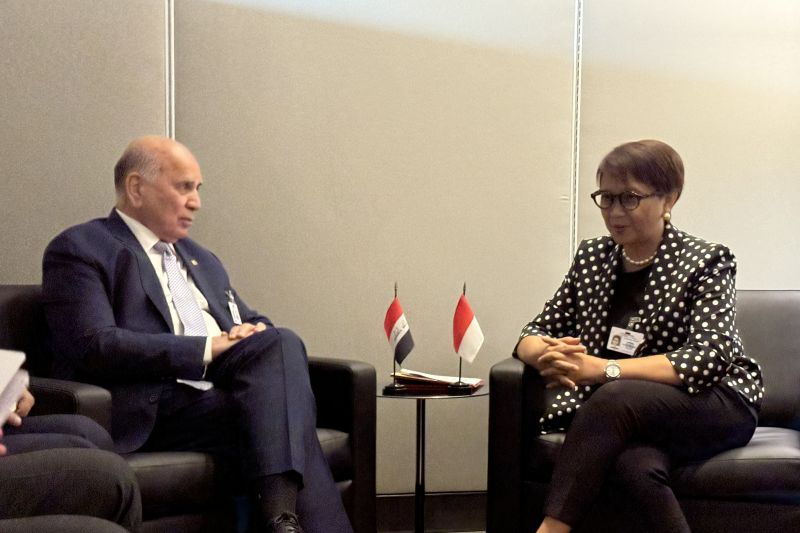 Menteri Luar Negeri RI Retno Marsudi (kanan) dan Menteri Luar Negeri Irak Fuad Mohammed Hussein melakukan pertemuan bilateral di New York, Amerika Serikat, Senin (23/09/2024). (ANTARA/Suwanti)