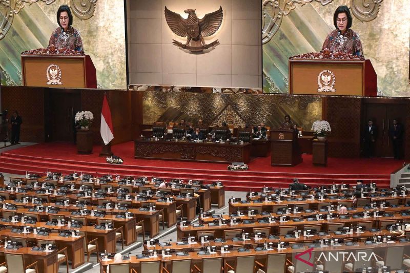 Menteri Keuangan Sri Mulyani Indrawati menyampaikan tanggapan pemerintah saat rapat paripurna ke-4 Masa Persidangan I tahun sidang 2024-2025 di Gedung Nusantara II, kompleks Parlemen, Senayan, Jakarta, Selasa (27/8/2024). Rapat paripurna tersebut mencakup tanggapan pemerintah terhadap pandangan fraksi-fraksi di DPR terkait RUU APBN tahun anggaran 2025 beserta nota keuangannya. ANTARA FOTO/Fauzan/nym.