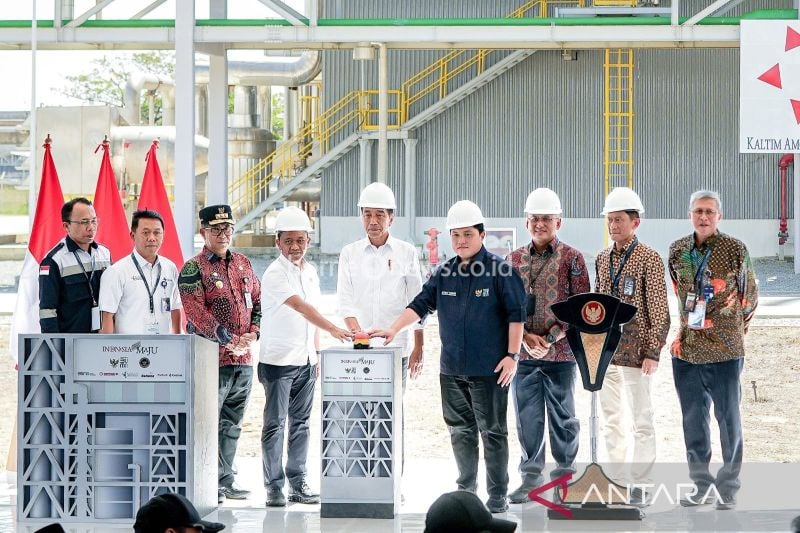 Arsip foto - Presiden Jokowi didampingi Menteri BUMN Erick Thohir dan Menteri Investasi Bahlil Lahadia saat meresmikan pabrik PT KAN di Bontang. ANTARA/HO-PKT