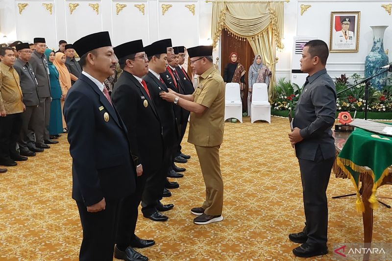 Gubernur Bengkulu Rohidin Mersyah mengukuhkan lima penjabat bupati dilingkungan Pemerintahan Provinsi Bengkulu, di Bengkulu, Selasa. (24/09/2024). ANTARA/Boyke Ledy Watra