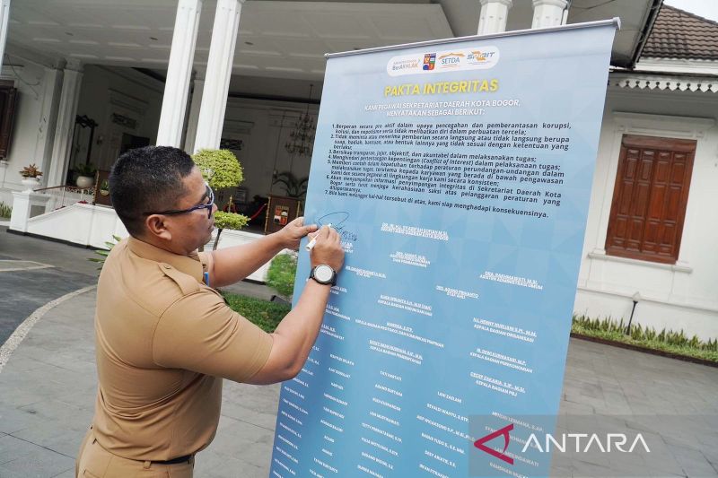 Asisten Pemerintahan dan Kesejahteraan Rakyat Setda Kota Bogor Eko Prabowo menandatangani Zona Integritas. (ANTARA/HO-Pemkot Bogor)