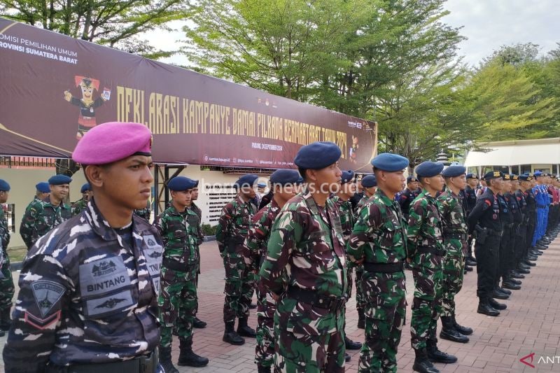Sejumlah personel gabungan berbaris rapi mendengarkan amanat deklrasi Pilkada damai di Mapolda Sumbar, Selasa (24/9/2024). ANTARA/Muhammad Zulfikar.