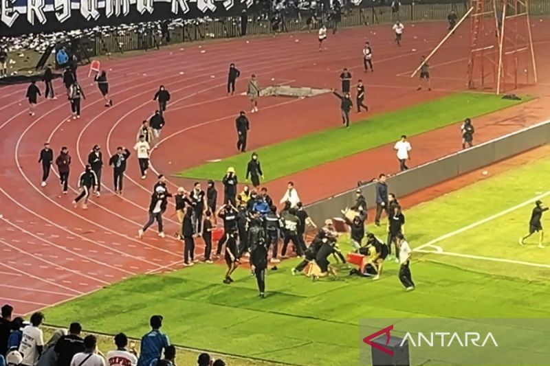 Situasi pertandingan Persib Bandung melawan Persija Jakarta berakhir dengan kericuhan oknum suporter dengan memasuki area lapangan di Stadion Si Jalak Harupat, Kabupaten Bandung, Jawa Barat, Senin (23/9/2024). ANTARA/Rubby Jovan/am.